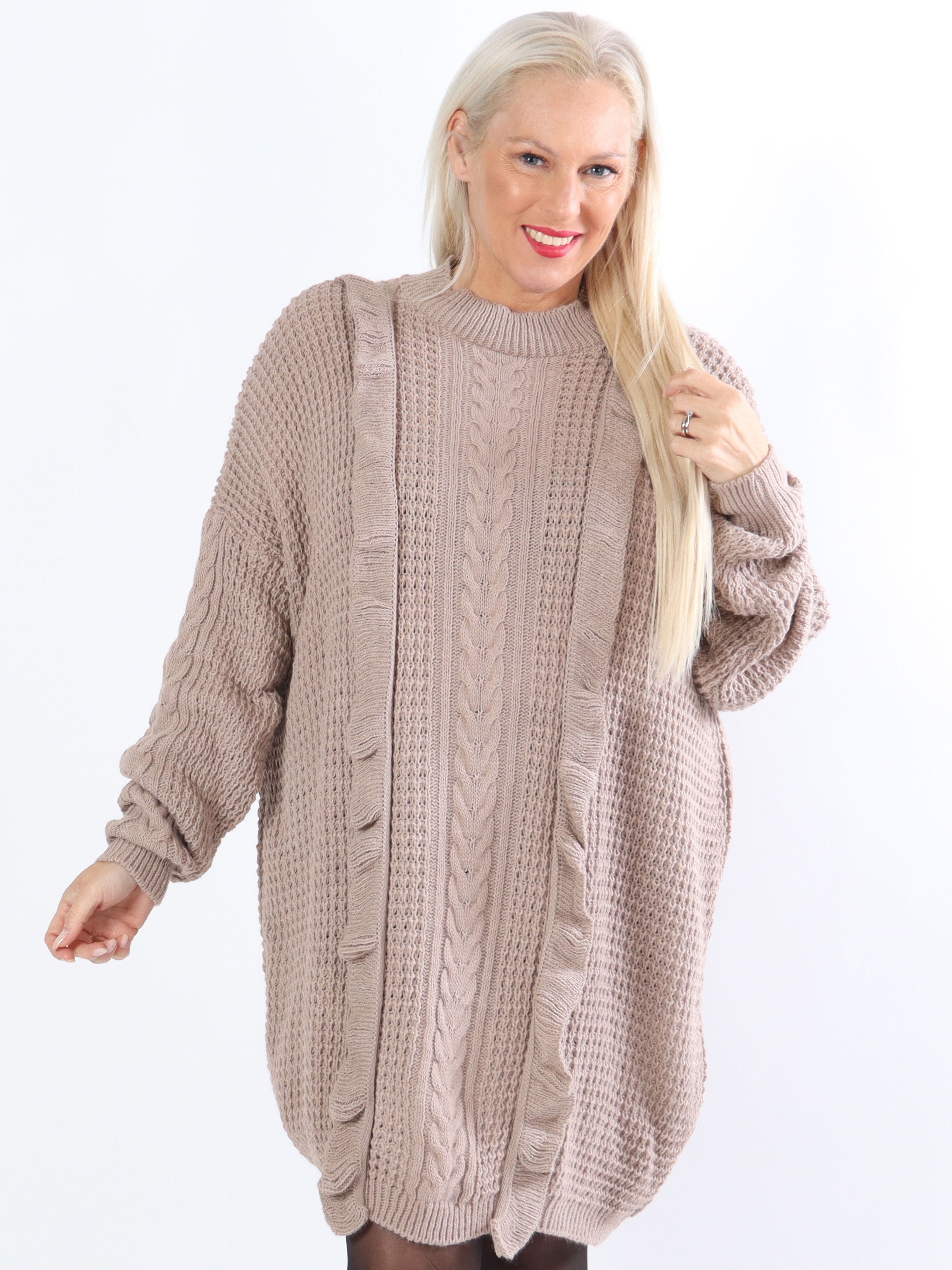 Lalisa - Plus size stickad klänning med kabelstickning och volanger